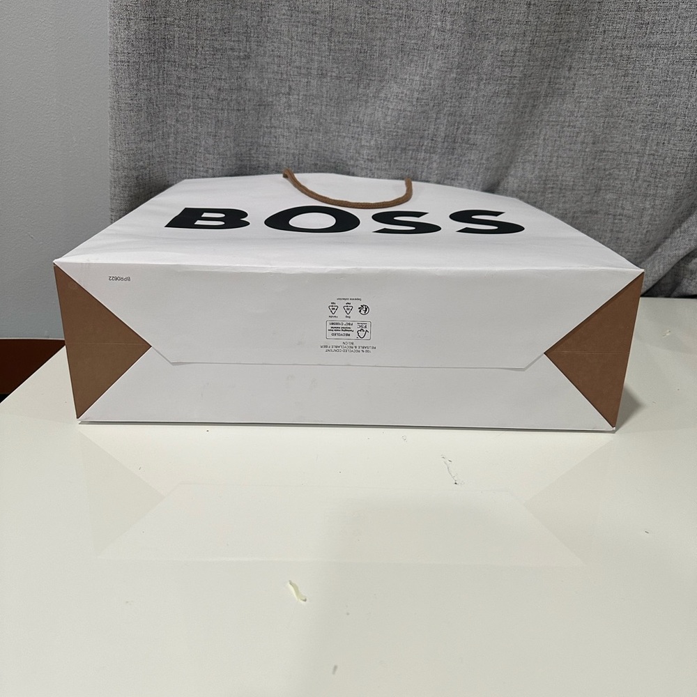 Empty Hugo Boss shopping bag. - Picture 5 of 6